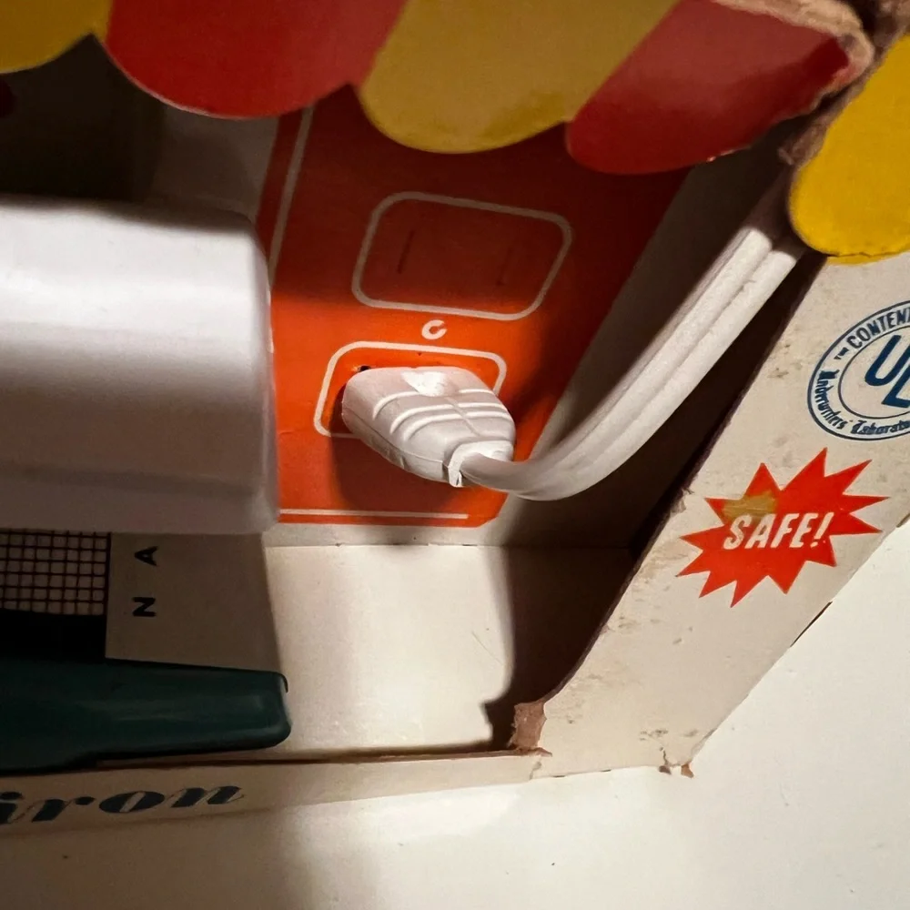 Rare New in the Box Vintage Kids Electric Play Iron Toy - Blue and White - Picture 7 of 9